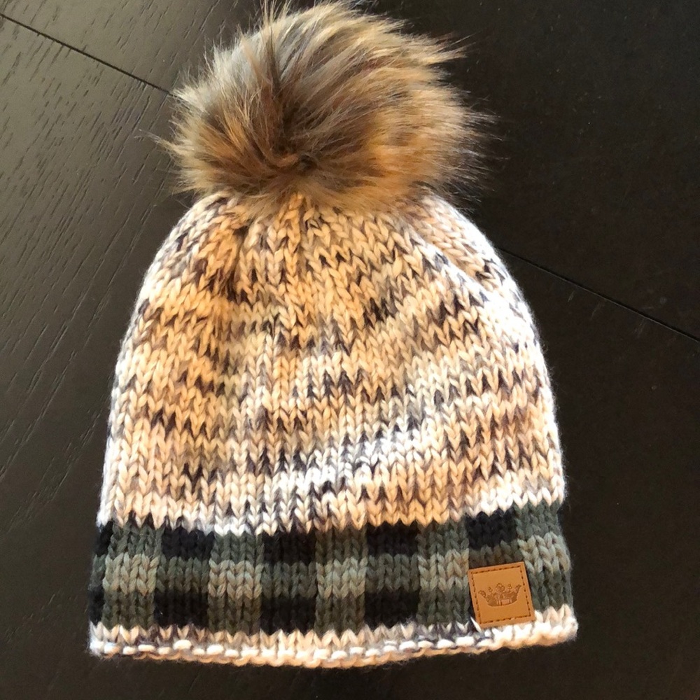 NWOT- Chunky Stocking Hat w/ faux fur Pom Pom!